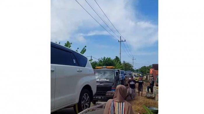 Tangkapan layar video yang menampilkan kedatangan sejumlah mobil baru yang dibeli warga desa di Tuban, Jawa Timur.