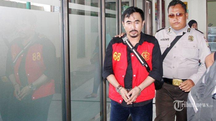 GATOT BRAJAMUSTI MENINGGAL - Tersangka AA Gatot Brajamusti saat menjalani sidang putusan di Gedung Pengadilan Negeri Jakarta Selatan, Selasa (14/4/2018). Selain kasus kepemilikan senjata api dan satwa liar, Gatot Brajamusti juga terlibat kasus pencabulan salah satu murid spiritualnya, CT akibat dugaan tersebut Gatot Brajamusti dituntut 15 tahun Penjara.