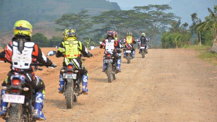 Riding experience di lintasan off road melalui kegiatan Media Offroad School Experience yang digelar di sirkuit Cargloss dan Hambalang Hills, Bogor
