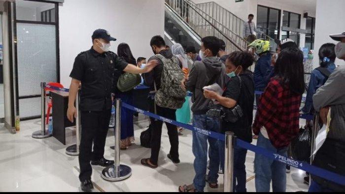 Antrean penumpang Pelni KM Lambelu di pintu masuk kapal, Sabtu (01/05/2021), dini hari. TRIBUNKALTARA.COM/ FEBRIANUS FELIS