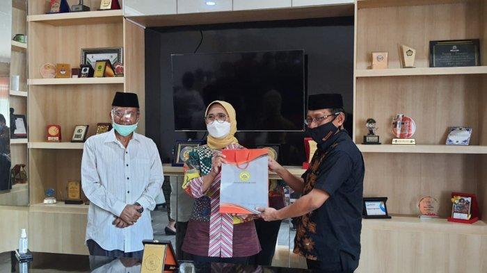 Rektor Uniba Dr Isradi Zaenal menyerahkan cenderamata kepada Wakil Ketua Komisi X DPR Hetifah.