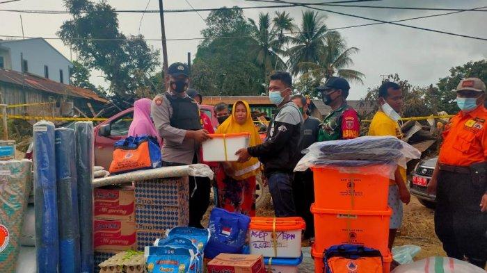 Suasana penyerahan bantuan untuk korban kebakaran di Kelurahan Gersik, Penajam Paser Utara, Selasa (15/6/2021). TRIBUNKALTIM.CO, DIAN MULIA SARI