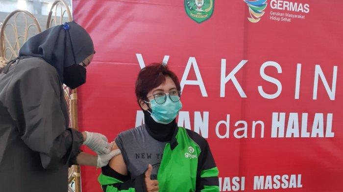 Vaksinasi massal untuk lansia dan pelayanan publik di Tenggarong diikuti para driver online, Gojek di GOR Beladiri Stadion Madya Aji Imbut Tenggarong Seberang, Kabupaten Kutai Kartanegara, Sabtu (5/6/2021).
