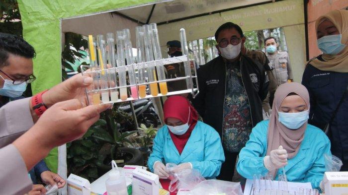 Walikota Balikpapan Rizal Effendi mengambil 18 sampel makanan dari Pasar Ramadhan di Balikpapan untuk diuji keamanannya. TRIBUNKALTIM.CO/DWI ARDIANTO