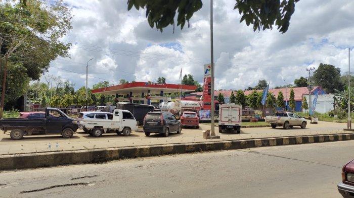 Warga Kutai Barat mengeluhkan kondisi BBM yang terus-terusan mengalami kelangkaan. Antrean panjang kendaraan roda 4 di sejumlah SPBU di Kecamatan Barong Tongkok, Kubar, kerap dijumpai dan menjadi pemandangan yang lumrah. TRIBUNKALTIM.CO/ZAINUL MARSYAFI