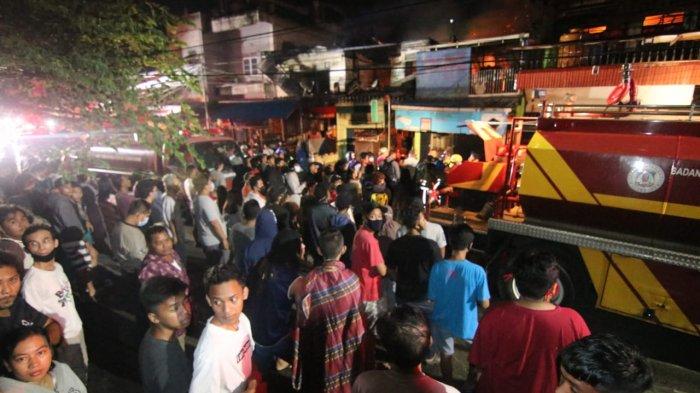 Warga melihat kebakaran melahap sejumlah pertokoan di kawasan Jalan Prapatan RT 11, Kelurahan Telaga Sari Balikpapan Kota sekitar pukul 01.53 Wita.