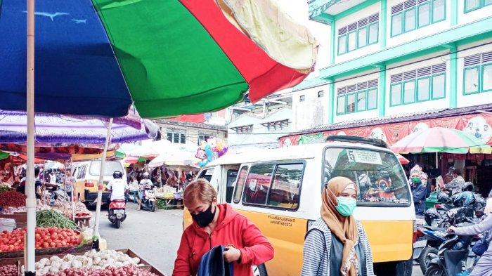 Warga Balikpapan atau pengunjung Pasar Pandansari disiplin memakai masker, taat pada protokol kesehatan Covid-19 pada Jumat (12/3/2021) pagi. Kota Balikpapan masih dinyatakan status pandemi Corona, warga saat beraktivitas di luar rumah mesti kenakan masker. TRIBUNKALTIM.CO/BUDI SUSILO