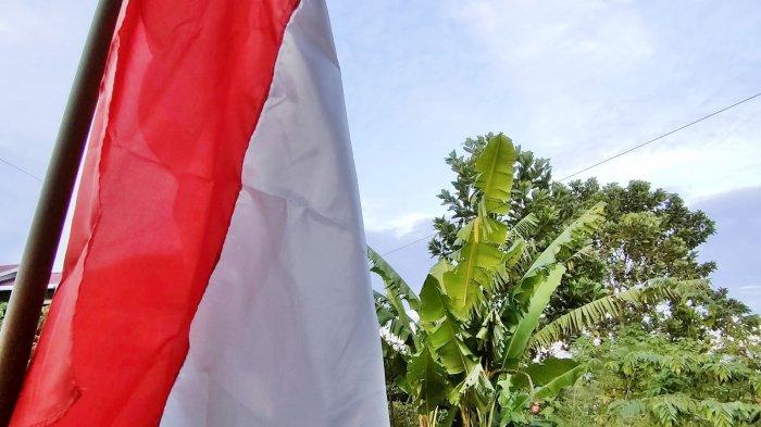 ILUSTRASI Bendera merah putih berkibar di kawasan Gala Puncak, Provinsi Kalimantan Timur, Selasa (2/8/2022) pagi.