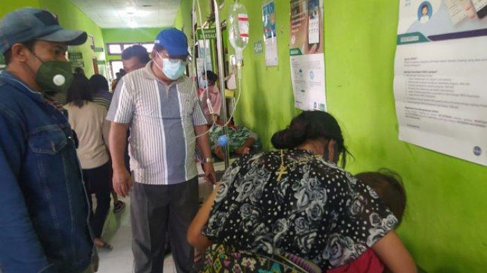 Bupati Manggarai Timur Agas Andreas, SH.,M.Hum, saat memantau para korban yang sedang dirawat.