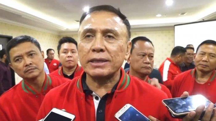 Komjen Pol Mohamad Irawan atau Iwan Bule saat diwawancara sejumlah wartawan terkait dukungan sejumlah Asprov dan klub sepakbola di Pontianak, Kalimantan Barat, Selasa (27/8/2019)