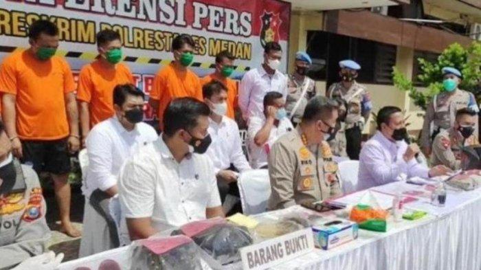 Konfrensi pers kasus penyiraman air keras ke wartawan media online Parada Bhayangkara Sembiring di Polrestabes Medan, Senin 2 Agustus 2021.