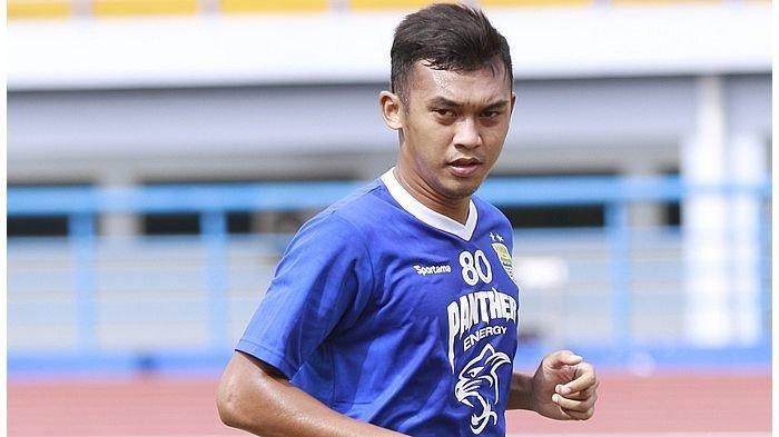 Pemain muda Persib Bandung Abdul Aziz Lutfi Akbar saat latihan di Stadion Arcamanik, Senin (14/1/2019).