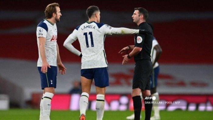 Gelandang Argentina Tottenham Hotspur Erik Lamela (tengah) berbicara dengan Wasit Michael Oliver (kanan) setelah mendapatkan kartu merah dan dikeluarkan dari lapangan selama pertandingan sepak bola Liga Utama Inggris antara Arsenal dan Tottenham Hotspur di Stadion Emirates di London pada 14 Maret 2021.