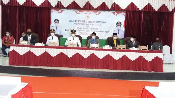 Bupati Belu, dr. Taolin Agustinus, Sp.PD dan Wakil Bupati, Drs. Aloysius Haleserens, MM saat mengikuti acara serah terima jabatan dan rapat paripurna istimewa penyampaian pidato perdana Bupati Belu, di Gedung DPRD, Selasa (27/4/2021).