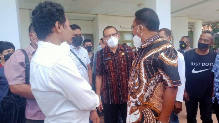 massa aksi (kiri)sedang melakukan dialog di gedung DPRD Kota Kupang.