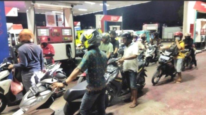 ANTREAN - Antrean kendaraan saat mengisi BBM di salah satu SPBU di Kota Kupang. Selasa, 4 April 2022.