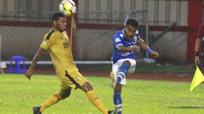 Ardi Idrus menendang bola dibayangi pemain Bhayangkara FC.
