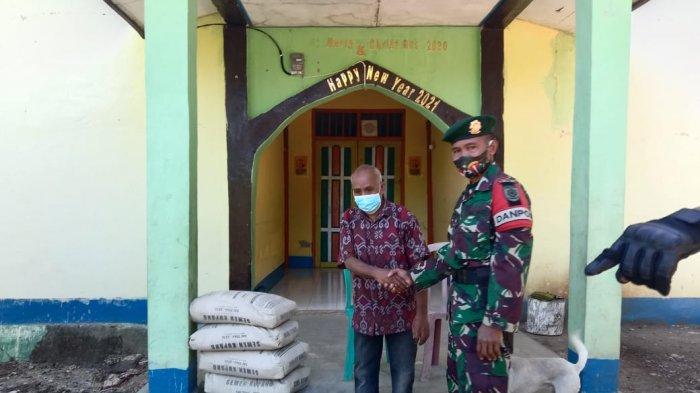 Para prajurit satgas pamtas Sektor Barat Yonarmed 6/3 Kostrad saat menyerahkan bantuan material bangunan kepada masyarakat, Jumat, 30/04/2021.