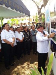 SIMAK PENJELASAN - Menko Kemaritiman, Luhut Binsar Pandjaitan, sedang menyimak penjelasan Kadis PUPR NTT, Ir. Andre W Koreh, MT tentang rencana pembangunan Jembatan Pancasila Palmerah, di Larantuka, Selasa (31/10/2017).