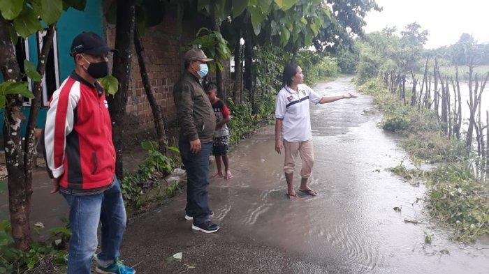 Camat Kupang Tengah, Ridolf Tlaan saat memantau lokasi banjir di Desa Oebelo, Sabtu (20/2).
