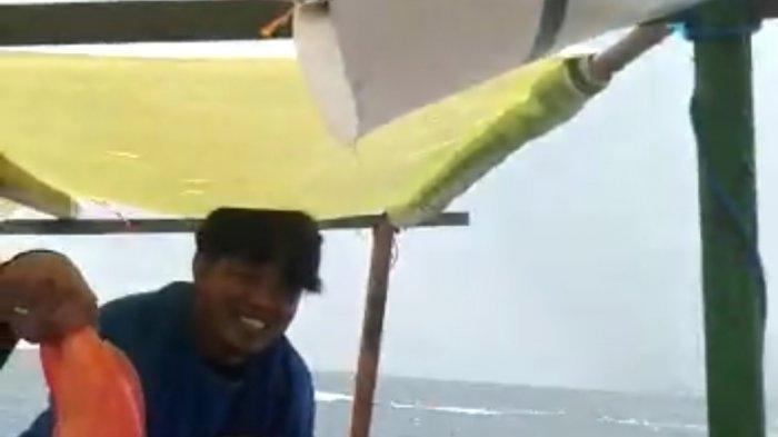 Bek Persita Tangerang, Muhammad Toha, mengisi waktu luang dengan memancing ikan.