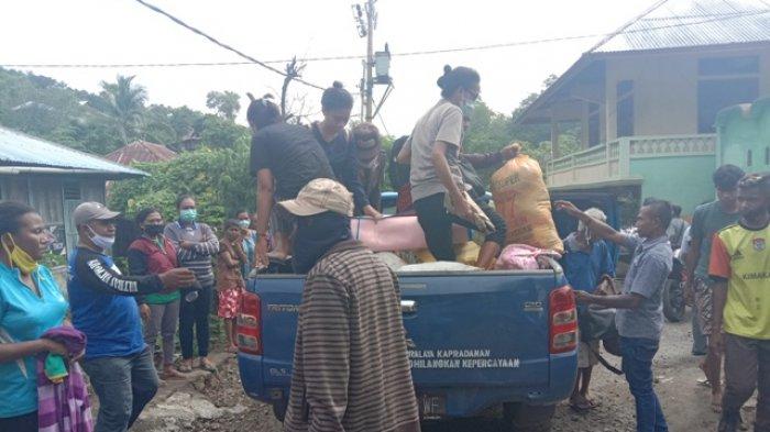 Hingga Rabu (7/4/2021), Badan Penanggulangan Bencana Daerah (BPBD) Kabupaten Lembata melaporkan sebanyak 1557 warga Ile Ape dan Ile Ape Timur mengungsi akibat banjir dan longsor yang melanda Kabupaten Lembata pada Minggu 4 April 2021