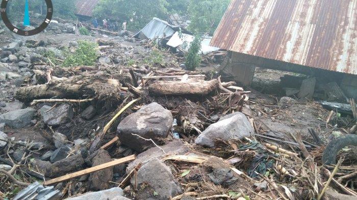 Foto presiden Jokowi, gubernur NTT Viktor B Laiskodat dan bupati Lembata Eliastser Yantje Sunur, saat di lokasi bencana di kabupaten Lembata dan juga foto juru bicara Pemprov NTT, Maitua Ardu Jelamu (foto: Irfan Hoi).