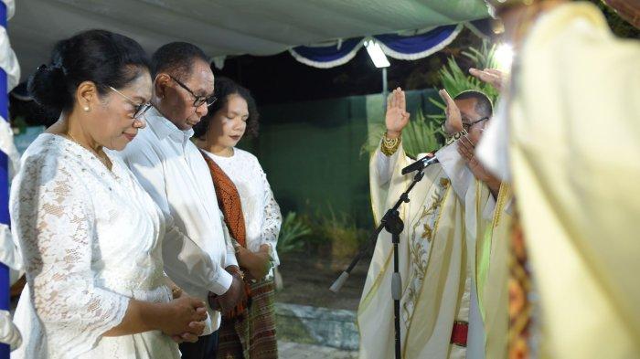 BERKAT - Berkat selebran dari Romo Stefanus Wolo pastor paroki di Swiss (asal Wolorowa), Romo Enos Dau, astor paroki TDM, Romo Sintus, epala sekolah seminari Oepoi, Romo Amanche Ninu, Kepsek SMP St. Yosef Naikoten dan Pater Philipus Tule di HUT ke 70, Wakil Gubernur NTT, Josef Nai Soe, Kamis, 22 September 2022.