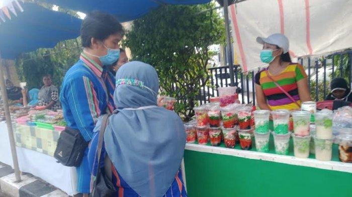 BPOM saat sedang melakukan pengambilan sampel dan pengujian.