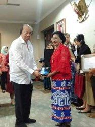 Ketua Tim Penggerak PKK Sumba Barat Raih Penghargaan Dari Kantor Staf Presiden