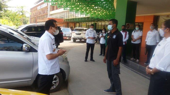 Bupati Belu, dr. Agus Taolin melakukan inspeksi mendadak (sidak) sekaligus simulai alur pelayanan dan penanganan pasien di RSUD Mgr. Gabriel Manek, SVD Atambua, Rabu (28/4/2021).