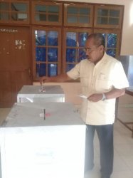 Bupati Elias Djo Coblos Di TPS 04 Kelurahan Danga