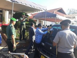 Bupati Flotim Inisiasi Tempel Stiker Kampanye Anti Narkoba di Flotim
