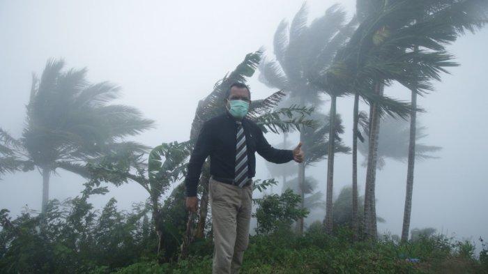 Bupati Nagekeo, Johanes Don Bosco Do saat berkunjung di Negeri Di Atas Awan Desa Paumali Kecamatan Keo Tengah Kabupaten Nagekeo, Kamis 4 Februari 2021.