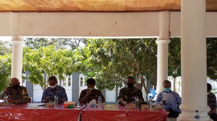 Bupati SBD, dr.Kornelius Kodi Mete memimpin rapat terbatas pembahasan teknis dan penetapan Perbup 36 tahun 2020 di aula lopo rumah jabatan bupati SBD, Kamis (27/9/2020).