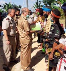 Bupati Sumba Barat Bagikan 1500 Sertifikat Tanah Kepada Warga Desa Puu Mawo