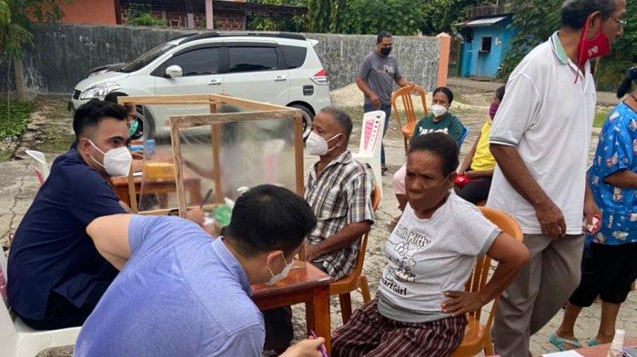 Christian Widodo melakukan kunjungan dalam masa reses dengan memberi pengobatan gratis, membagi beras dan masker di empat titik wilayah kunjunggannya pada Selasa (30/3/2021)