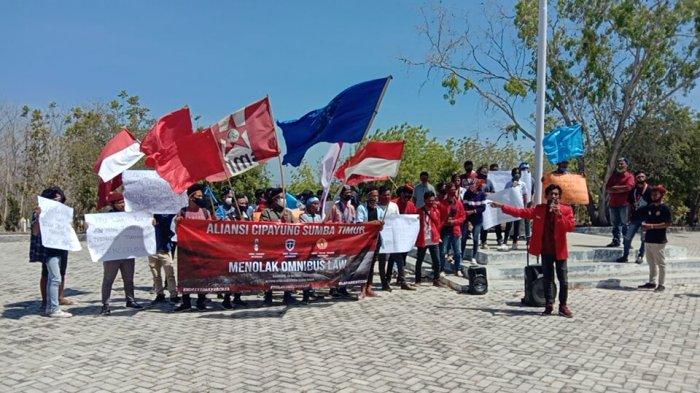 Aliansi Cipayung Sumba Timur menggelar aksi menolak Omnibus Law di depan Gedung DPRD Sumba Timur, Rabu (14/10/2020).