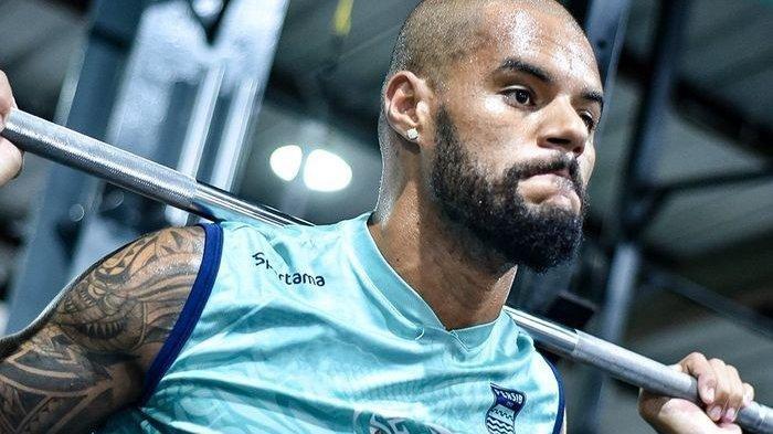 David da Silva, penyerang baru Persib Bandung sedang mengangkat beban dalam sesi latihan Senin (27/12/2021).