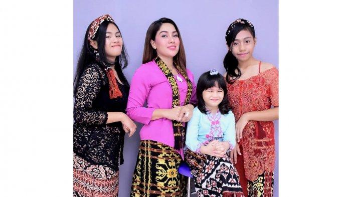 Dian Lestary Raynilda Lenggu, MC atau master of ceremony di Profinsi Nusa Tenggara Timur ( NTT ), Indonesia bersama anak-anaknya, Diva Laifoi, Pinkan Laifoi dan Diandra Laifoi.