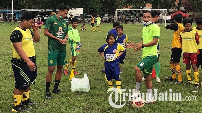 Dua punggawa Persebaya Surabaya Oktafianus Fernando dan Koko Ari Araya menyempatkan diri menggelar coaching clinic. Kegiatan tersebut dilakukan dua pemain ini bersama puluhan anak dari sekolah sepak bola (SSB) Lion Star yang berlokasi di Lapangan Bogowonto, Surabaya pada Selasa (8/12/2020)