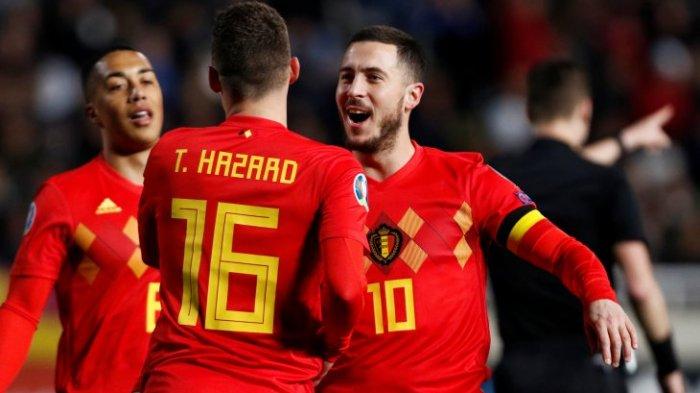 Striker Belgia Eden Hazard merayakan gol pertama bersama saudaranya Thorgan Hazard saat laga kualifikasi grup I Euro 2020 antara Siprus dengan Belgium di GSP Stadium, Nicosia, Siprus, Minggu (24/3/2019 ).