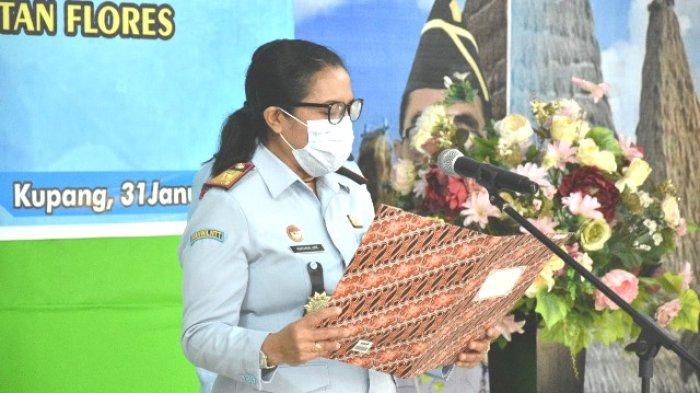 Kepala Kantor Wilayah Kemenkumham NTT, Marciana D. Jone saat melantik dan mengambil sumpah Majelis Pengawas Daerah Notaris (MPDN) di Aula Kantor Imigrasi Kelas I TPI Kupang, Senin 31 Januari 2022.