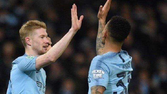 Gabriel Jesus selamati Kevin De Bruyne yang mencetak gol pembuka pada pertandingan Manchester City vs Burton Albion di Stadion Etihad dalam laga semifinal Piala Liga Inggris, 9 Januari 2019.