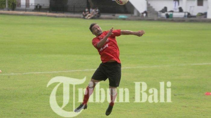 Gelandang serang asing yang baru direkrut Bali United, Diego Assis tak pernah absen dalam sesi latihan tim di lapangan Karya Manunggal Sidakarya Kota Denpasar, Bali pada 8 Februari 2021.