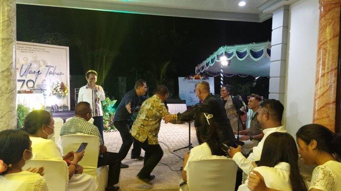 DADAKAN- Group penyanyi Titi Toto versi Romo Amanche Ninu yang didukung Paul Beo, Herry Patywua dan Terto Djen.