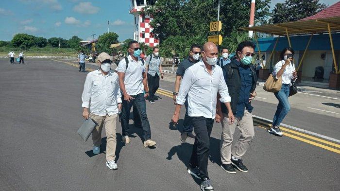 Gubernur NTT Viktor B Laiskodat dan pesawat kepresidenan saat berada di bandara Frans Seda, Maumere.