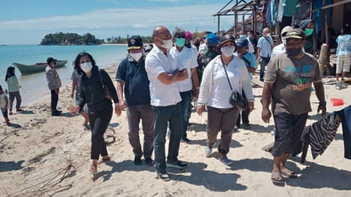 Gubernur Viktor Laiskodat saat mengunjungi kawasan Desa Pepela Kabupaten Rote Ndao yang terdampak bencana, Kamis (8/4/2021).