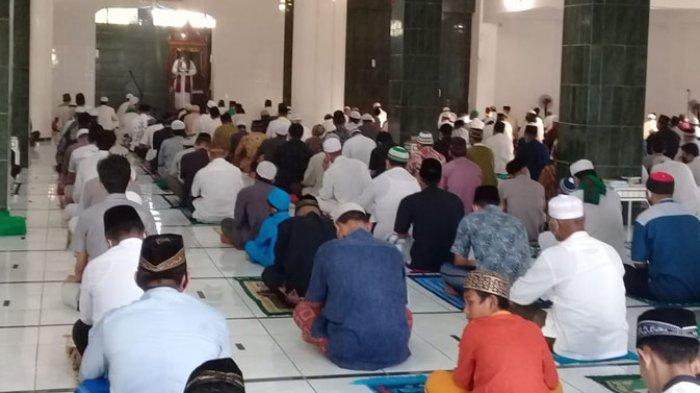 H. Ilyas Ismail, S.IP berkhutbah saat Shalat Idul Fitri di Masjid Agung Al Jihad Waingapu, Kamis (13/5/2021).