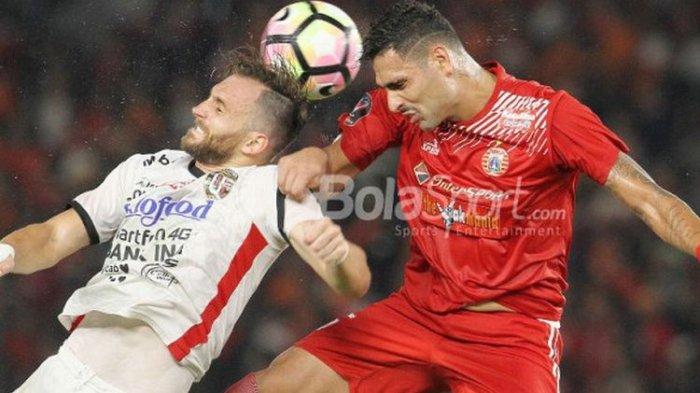 Striker Bali United, Ilija Spasojevic, berduel dengan bek Persija, Jaimerson da Silva, pada laga final Piala Presiden 2018 di Stadion Utama Gelora Bung Karno, Sabtu (17/2/2018).